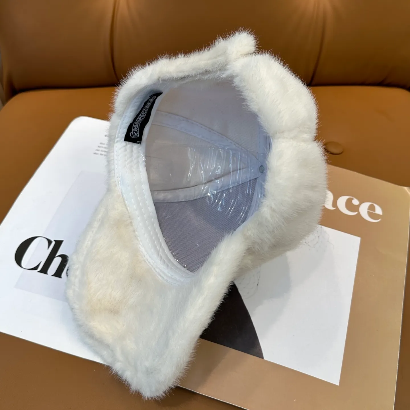 P66 Crow Heart's new autumn and winter baseball cap. It is full of autumn and winter atmosphere. The quality is great. The deepening of the hat shape makes it more elegant. It is very nice for both men and women. It is a classic among classics. It goes well with daily wear. Casual and fashionable.